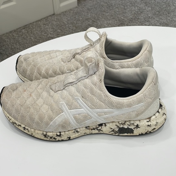 Steve Aoki asics hyper gel sneakers. - Picture 3 of 5